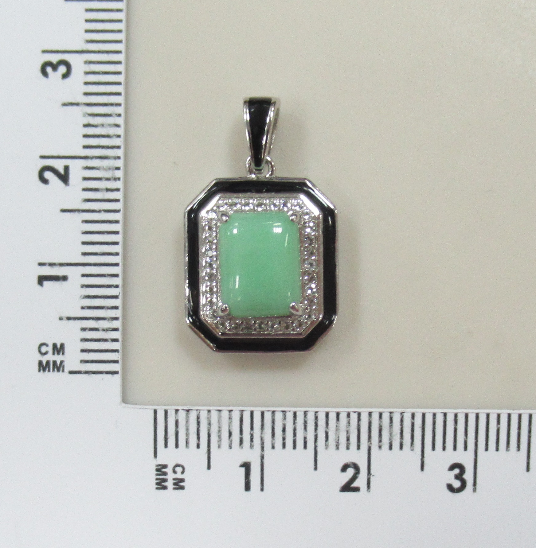 Серебряная подвеска с зеленым халцедоном